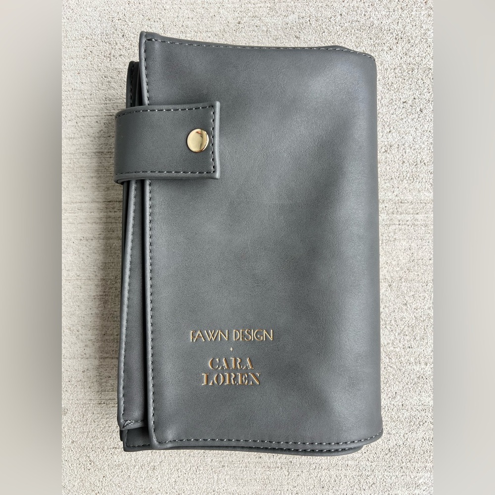 Fawn Design × Cara Loren Travel Organizer – Gray Vegan Leather – 58 cm